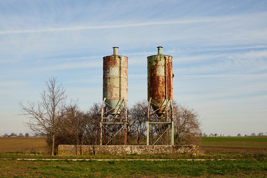 Landschaft mit Silos bei Jüchen Damm