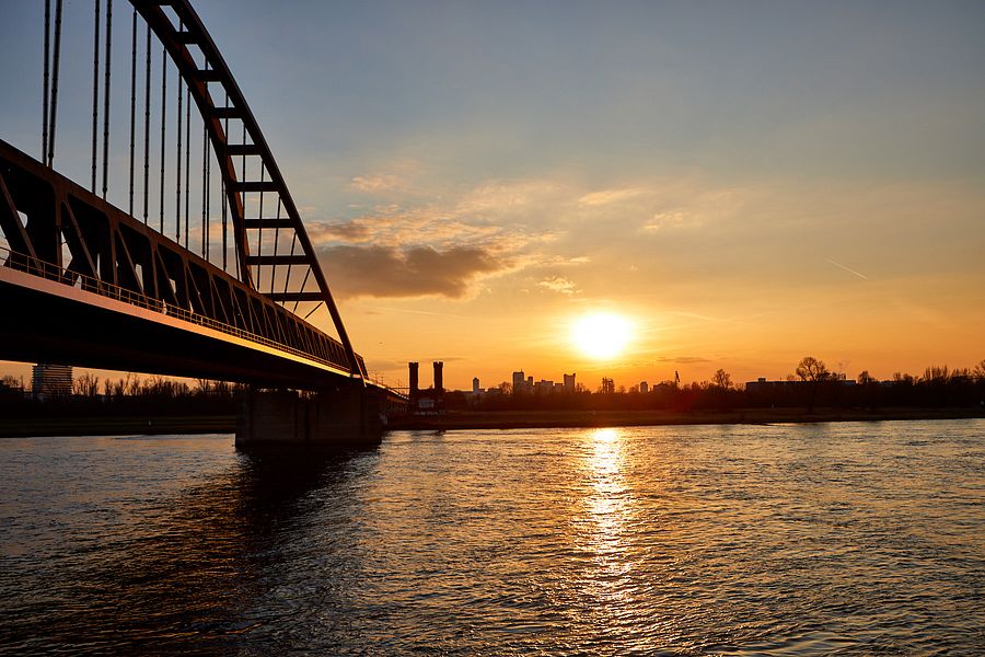 Sonnenuntergang mit Brücke in Düsseldorf